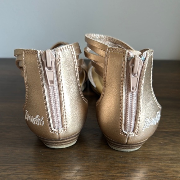 Tan Sandals with Wrap-Around Ankle Strap and Flat Sole - Picture 2 of 3